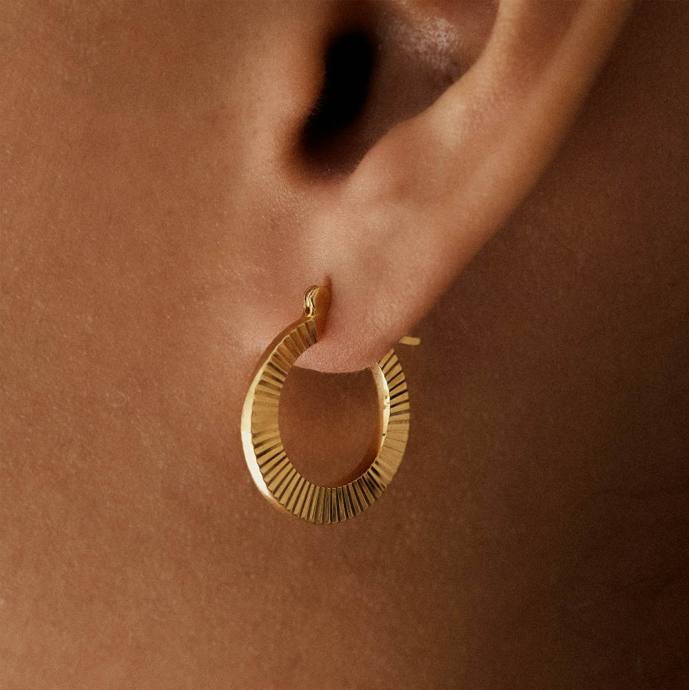 THE RIBBED HOOP EARRING