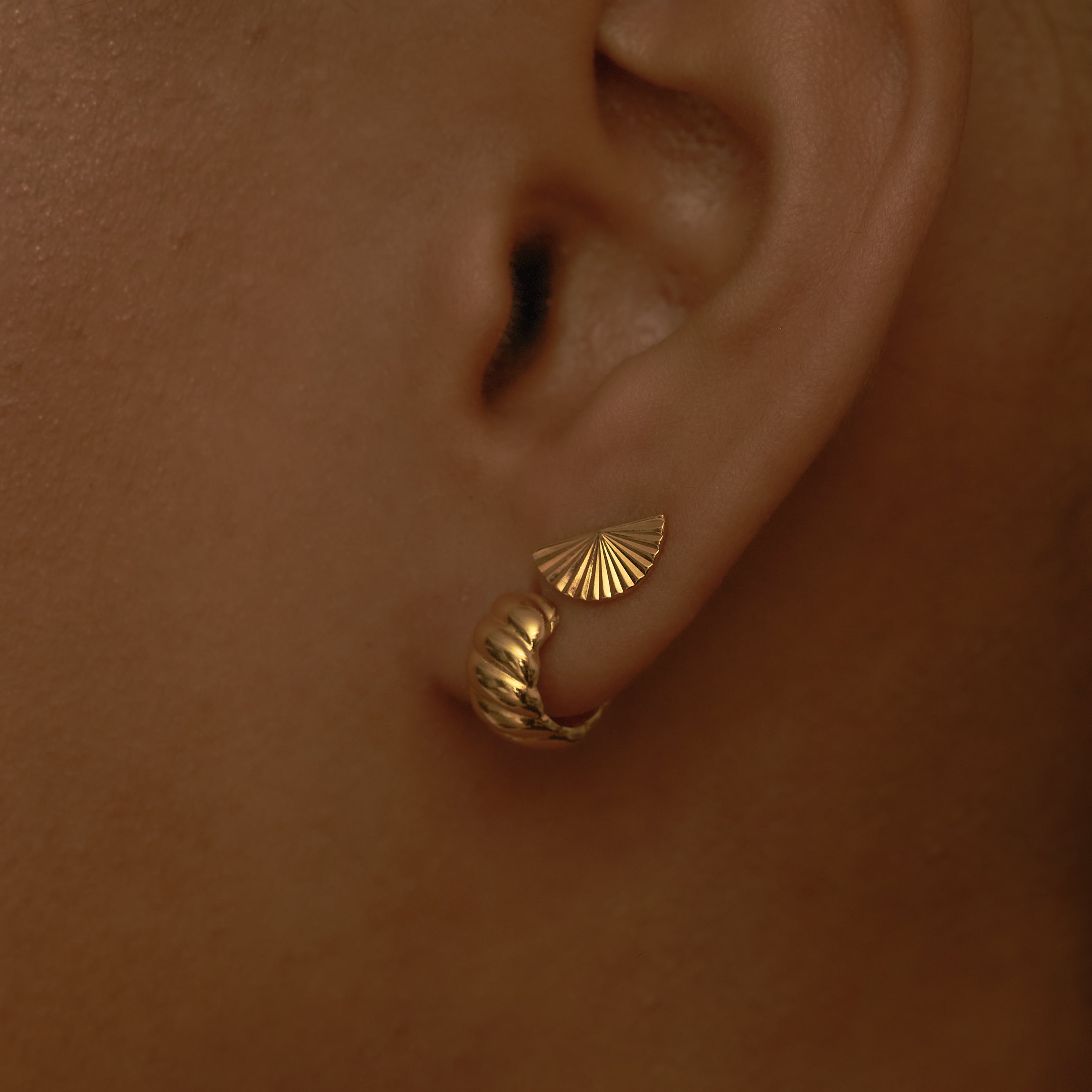 FLUTED STUD EARRING